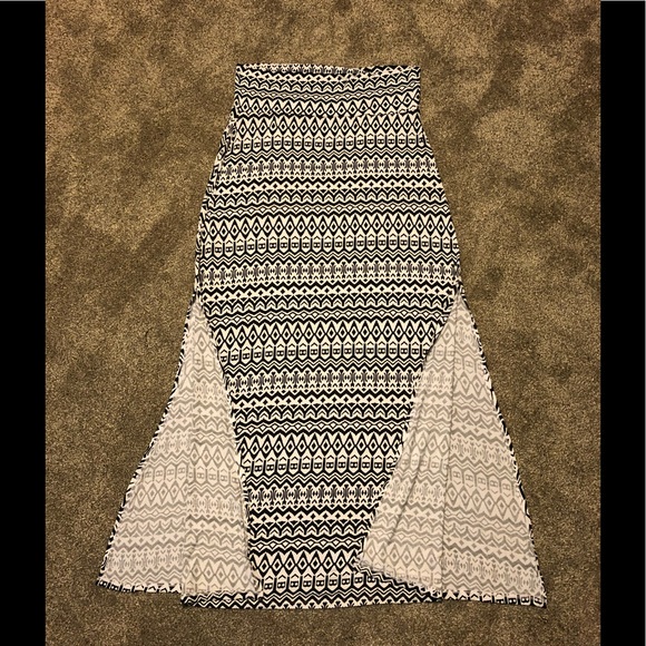Charlotte Russe Maxi Boho Stretchy Skirt size L  Slits Side Aztec Pattern - Picture 2 of 9